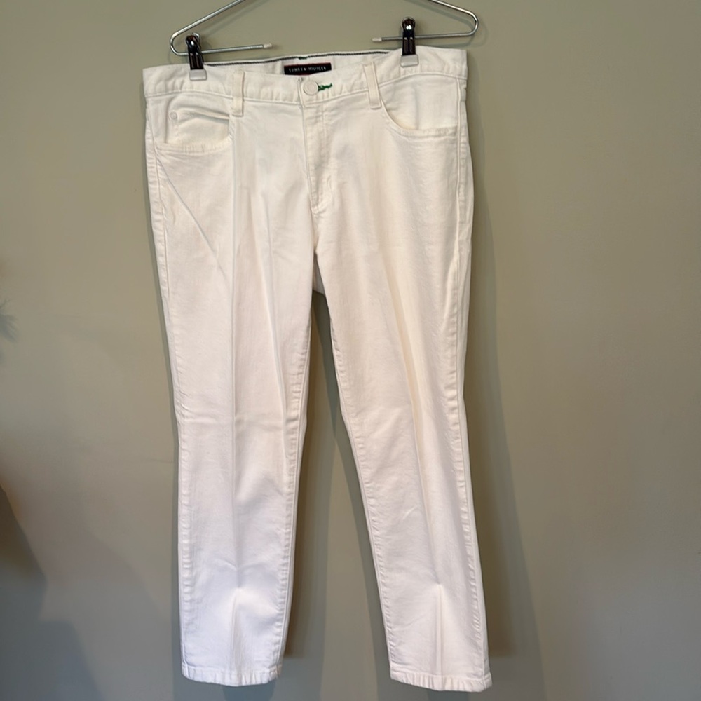 Women’s white stretch cotton jeans.